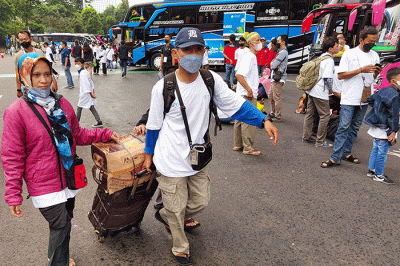 Direktur Utama SIG, Donny Arsal menyapa peserta Mudik Aman Mudik Sehat Bersama BUMN Tahun 2022 yang akan berangkat menuju kampung halaman di Stadion GBK.