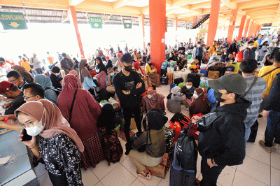 Sejumlah pemudik menunggu keberangkatan bus untuk mudik di Terminal Kampung Rambutan, Jakarta, Rabu (27/4/2022).