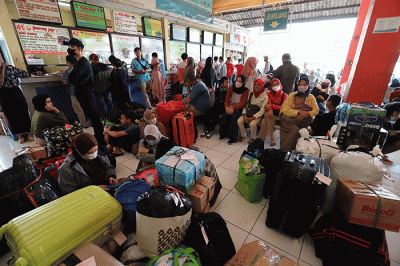 Sejumlah pemudik menunggu keberangkatan bus untuk mudik di Terminal Kampung Rambutan, Jakarta, Rabu (27/4/2022).