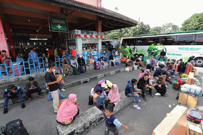 Sejumlah pemudik menunggu keberangkatan bus untuk mudik di Terminal Kampung Rambutan, Jakarta, Rabu (27/4/2022).