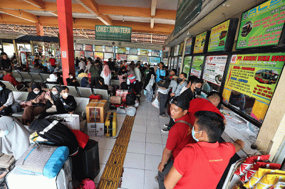 Sejumlah pemudik menunggu keberangkatan bus untuk mudik di Terminal Kampung Rambutan, Jakarta, Rabu (27/4/2022).