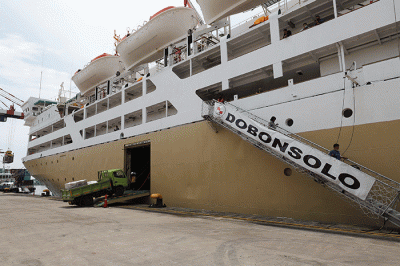 Pemudik motor mencari tempat di dalam Kapal KM Dobonsolo tujuan Semarang dan Surabaya di Terminal Penumpang Tanjung Priok, Jakarta, Selasa (26/4/2022).
