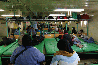Pemudik motor mencari tempat di dalam Kapal KM Dobonsolo tujuan Semarang dan Surabaya di Terminal Penumpang Tanjung Priok, Jakarta, Selasa (26/4/2022).