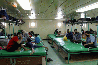 Pemudik motor mencari tempat di dalam Kapal KM Dobonsolo tujuan Semarang dan Surabaya di Terminal Penumpang Tanjung Priok, Jakarta, Selasa (26/4/2022).