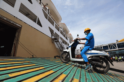 Petugas mengikat motor pemudik di dalam Kapal KM Dobonsolo tujuan Semarang dan Surabaya di Terminal Penumpang Tanjung Priok, Jakarta, Selasa (26/4/2022).