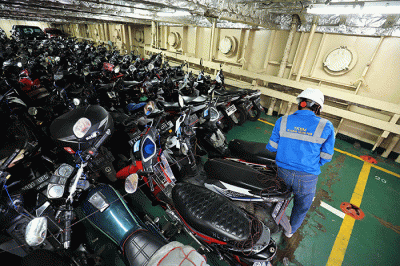 Petugas mengikat motor pemudik di dalam Kapal KM Dobonsolo tujuan Semarang dan Surabaya di Terminal Penumpang Tanjung Priok, Jakarta, Selasa (26/4/2022).