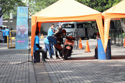 Petugas mengikat motor pemudik di dalam Kapal KM Dobonsolo tujuan Semarang dan Surabaya di Terminal Penumpang Tanjung Priok, Jakarta, Selasa (26/4/2022).