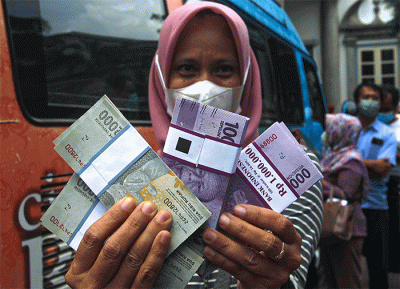 Sejumlah warga menukarkan uang rupiah baru di komplek Balai Kota Semarang, Jawa Tengah, Selasa (26/4/2022).