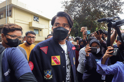 Presenter Billy Syahputra saat tiba untuk menjalani pemeriksaan di Bareskrim Polri, Jakarta Selatan, Kamis (28/4/2022).