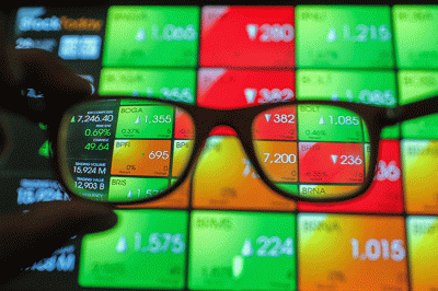 Layar menampilkan pergerakan Indeks Harga Saham Gabungan (IHSG) di gedung Bursa Efek Indonesia, Jakarta Selatan, Kamis (28/4/2022).