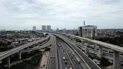 Petugas mengatur lalu lintas di depan pintu masuk tol layang MBZ yang ditutup situasional, Bekasi, Jawa Barat, Kamis (28/4/2022).