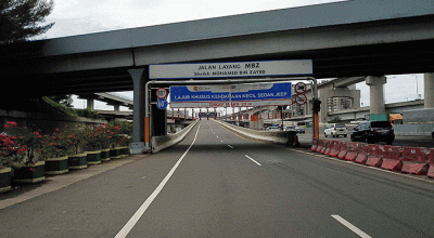Petugas mengatur lalu lintas di depan pintu masuk tol layang MBZ yang ditutup situasional, Bekasi, Jawa Barat, Kamis (28/4/2022).