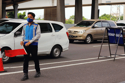 Petugas mengatur arus lalu lintas didekat pintu masuk Jalan Tol Layang Mohammed Bin (MBZ), Jakarta-Cikampek di kawasan Jatibening, Bekasi, Jawa Barat.