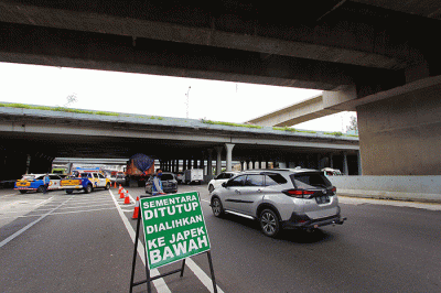 Petugas mengatur arus lalu lintas didekat pintu masuk Jalan Tol Layang Mohammed Bin (MBZ), Jakarta-Cikampek di kawasan Jatibening, Bekasi, Jawa Barat.