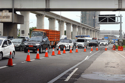 Petugas mengatur arus lalu lintas didekat pintu masuk Jalan Tol Layang Mohammed Bin (MBZ), Jakarta-Cikampek di kawasan Jatibening, Bekasi, Jawa Barat.