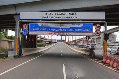Petugas mengatur arus lalu lintas didekat pintu masuk Jalan Tol Layang Mohammed Bin (MBZ), Jakarta-Cikampek di kawasan Jatibening, Bekasi, Jawa Barat.