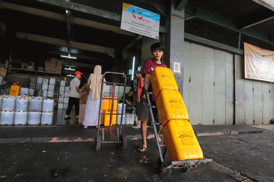Penjual memasukkan minyak goreng curah ke dalam jerigen di Kawasan Pasar Cipete, Jakarta Selatan, Kamis (28/4/2022).
