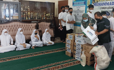 Tim MNC Peduli memberikan bantuan berupa paket beras dan berbagai macam minuman serta baju lebaran untuk anak Panti Asuhan di Panti Asuhan Muhammadiyah.