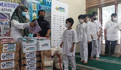 Tim MNC Peduli memberikan bantuan berupa paket beras dan berbagai macam minuman serta baju lebaran untuk anak Panti Asuhan di Panti Asuhan Muhammadiyah.