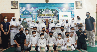 Tim MNC Peduli memberikan bantuan berupa paket beras dan berbagai macam minuman serta baju lebaran untuk anak Panti Asuhan di Panti Asuhan Muhammadiyah.