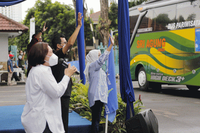 Direktur SDM, Tata Kelola, & Manajemen Risiko Pupuk Indonesia, Tina T. Kemala Intan melepas 2 bus Mudik Sehat Bersama BUMN 2022.