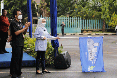 Direktur SDM, Tata Kelola, & Manajemen Risiko Pupuk Indonesia, Tina T. Kemala Intan melepas 2 bus Mudik Sehat Bersama BUMN 2022.