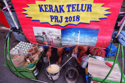 Sejumlah pengunjung memilih jajanan takjil di Jalan Mappanyukki, Makassar, Rabu (27/4/2022).