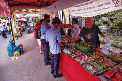 Sejumlah pengunjung memilih jajanan takjil di Jalan Mappanyukki, Makassar, Rabu (27/4/2022).