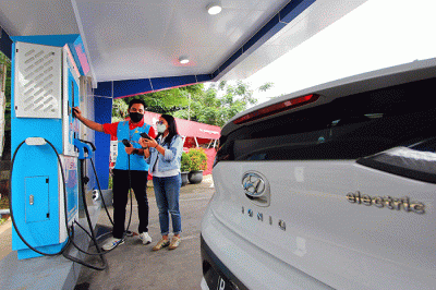 General Manager PLN Unit Induk Distribusi Jakarta Raya Doddy B Pangaribuan saat melakukan inspeksi SPKLU di jalur peristirahatan Jakarta-Cikampek.