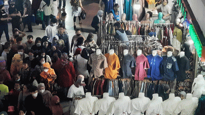 Calon pembeli memilih pakaian di salah satu toko di Pasar Tanah Abang, Jakarta, Kamis (28/4/2022).
