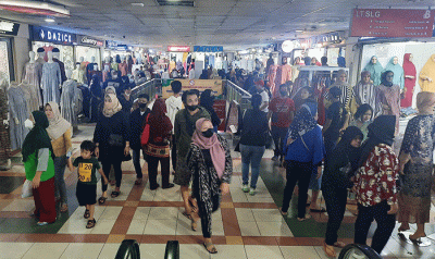 Calon pembeli memilih pakaian di salah satu toko di Pasar Tanah Abang, Jakarta, Kamis (28/4/2022).