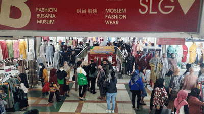 Calon pembeli memilih pakaian di salah satu toko di Pasar Tanah Abang, Jakarta, Kamis (28/4/2022).