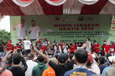 Gubernur Jawa Tengah, Ganjar Pranowo saat menyapa para pemudik sebelum berangkat di Museum Purna Bhakti Taman Mini Indonesia Indah (TMII), Jakarta Timur.