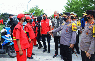 Kapolri Jenderal Listyo Sigit Prabowo bersama dengan Gubernur Jawa Tengah Ganjar Pranowo meninjau Pos Terpadu Gerbang Tol Kalikangkung KM 414.