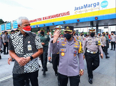 Kapolri Jenderal Listyo Sigit Prabowo bersama dengan Gubernur Jawa Tengah Ganjar Pranowo meninjau Pos Terpadu Gerbang Tol Kalikangkung KM 414.