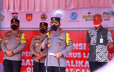 Kapolri Jenderal Listyo Sigit Prabowo bersama dengan Gubernur Jawa Tengah Ganjar Pranowo meninjau Pos Terpadu Gerbang Tol Kalikangkung KM 414.