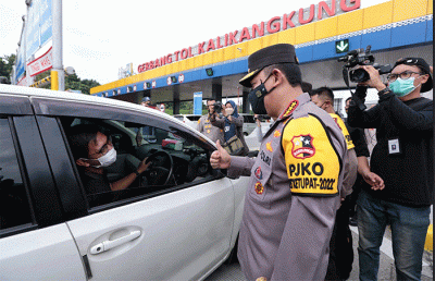 Kapolri Jenderal Listyo Sigit Prabowo bersama dengan Gubernur Jawa Tengah Ganjar Pranowo meninjau Pos Terpadu Gerbang Tol Kalikangkung KM 414.