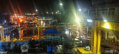 Suasana Pemudik memadati Pelabuhan di Terminal Executive Bakauheni, Lampung, Rabu malam (27/4/2022).