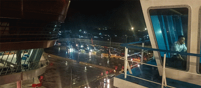 Suasana Pemudik memadati Pelabuhan di Terminal Executive Bakauheni, Lampung, Rabu malam (27/4/2022).