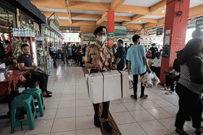 Sejumlah anggota pramuka membantu pemudik di Terminal Kampung Rambutan, Jakarta Timur, Rabu (27/4/2022).