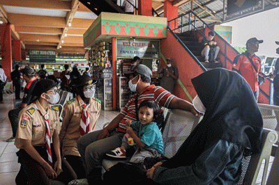 Sejumlah anggota pramuka membantu pemudik di Terminal Kampung Rambutan, Jakarta Timur, Rabu (27/4/2022).