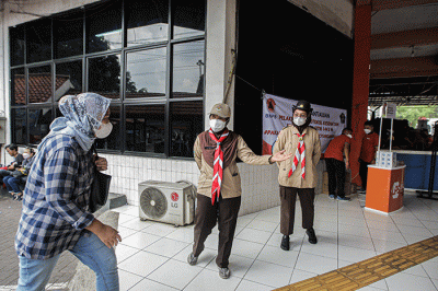 Sejumlah anggota pramuka membantu pemudik di Terminal Kampung Rambutan, Jakarta Timur, Rabu (27/4/2022).