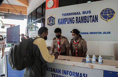 Sejumlah anggota pramuka membantu pemudik di Terminal Kampung Rambutan, Jakarta Timur, Rabu (27/4/2022).