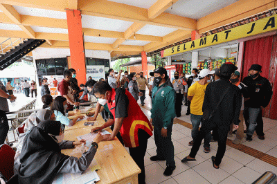 Petugas BNN melakukan pengetesan urine para sopir yang akan membawa para pemudik menuju kampung halamannya di Terminal Kampung Rambutan.