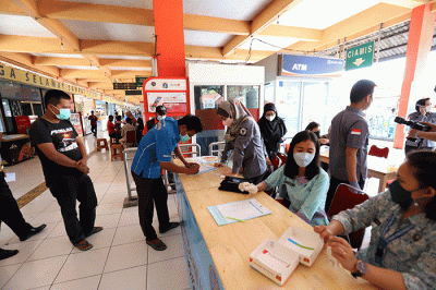 Petugas BNN melakukan pengetesan urine para sopir yang akan membawa para pemudik menuju kampung halamannya di Terminal Kampung Rambutan.