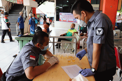 Petugas BNN melakukan pengetesan urine para sopir yang akan membawa para pemudik menuju kampung halamannya di Terminal Kampung Rambutan.