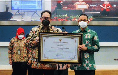 Gubernur DKI Jakarta, Anies Baswedan (kanan) bersama Direktur Utama Bank DKI, Fidri Arnaldy usai menyerahkan penghargaan kepada PT Bank DKI.