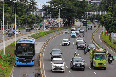 Kendaraan melintasi ruas jalan Sudirman, Jakarta, Jumat (29/4/2022).