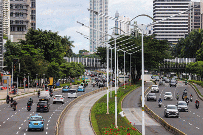 Kendaraan melintasi ruas jalan Sudirman, Jakarta, Jumat (29/4/2022).