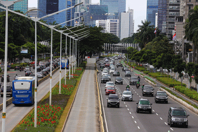 Kendaraan melintasi ruas jalan Sudirman, Jakarta, Jumat (29/4/2022).